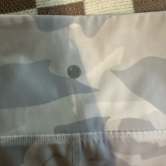 White Camo Yogalicious Biker Shorts - Picture 4 of 6